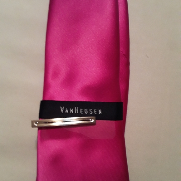 Van Heusen men's solid color fuschia tie - Picture 4 of 6